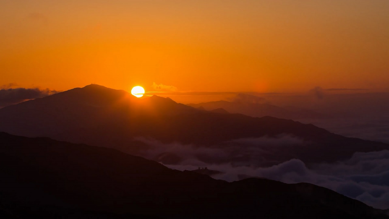 《進入大氣層》對美麗沙漠山脈和海岸線的致敬