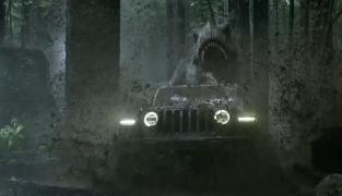 Jeep 2018 超級(jí)碗廣告：如果在路上遇見(jiàn)一只恐龍，該怎么辦？