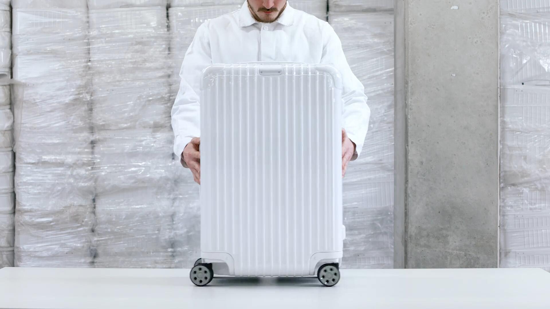 《Factory_Polycarbonate》RIMOWA 新系列旅行箱廣告